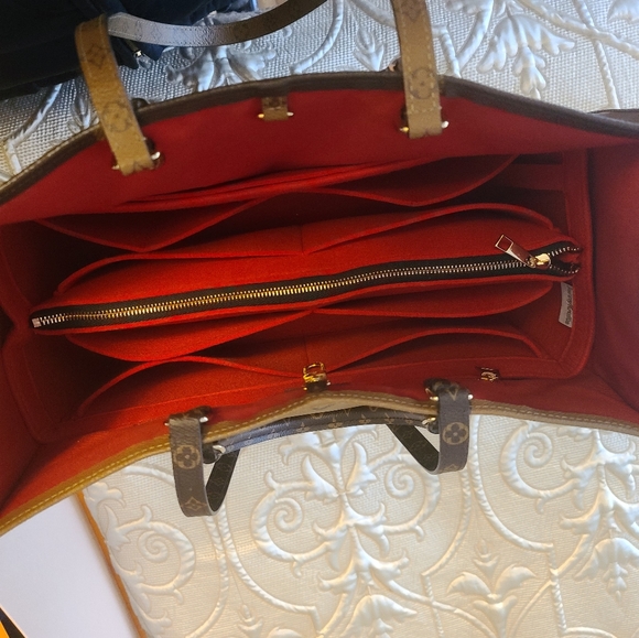 Louis Vuitton On The Go Tote PM - Picture 6 of 7